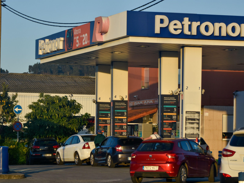 La gente va a la gasolinera en Colindres, Cantabria