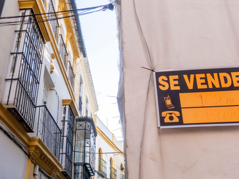 Cartel de "Se vende" con espacio para texto, en la casa del edificio en el casco antiguo de Sevilla.