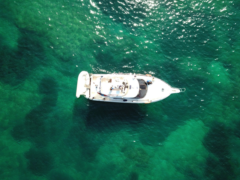 Vista aérea de una embarcación sobre zonas de posidonia