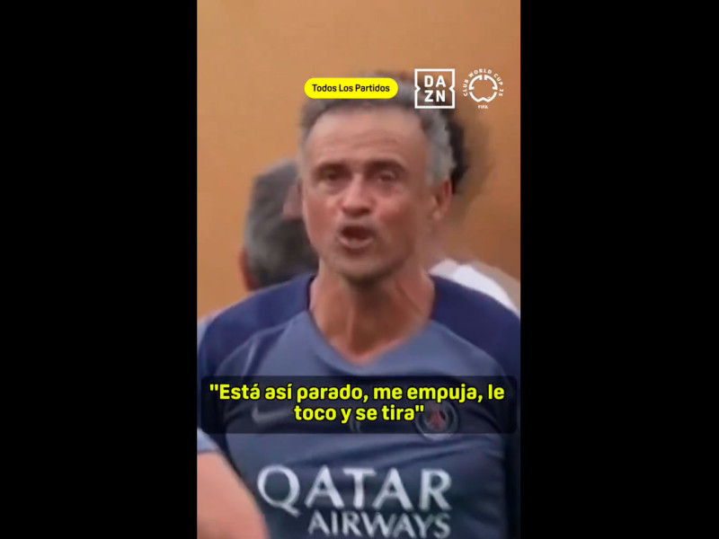 Luis Enrique explicando a sus ayudantes lo ocurrido con Joao Pedro