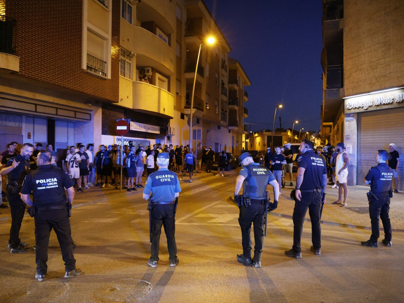 Agentes de Policía Local y Guardia Civil durante los altercados en Torre Pacheco