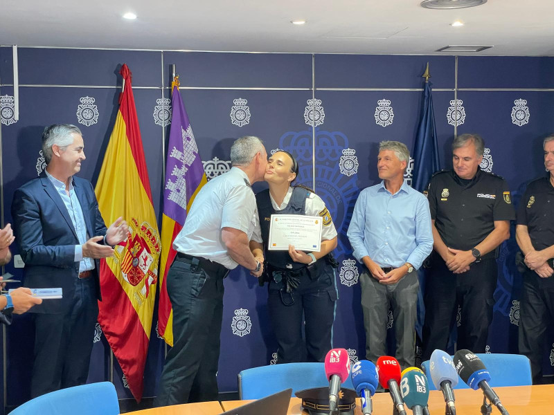 Julia recibe un reconocimiento por su trabajo con la Policía Nacional