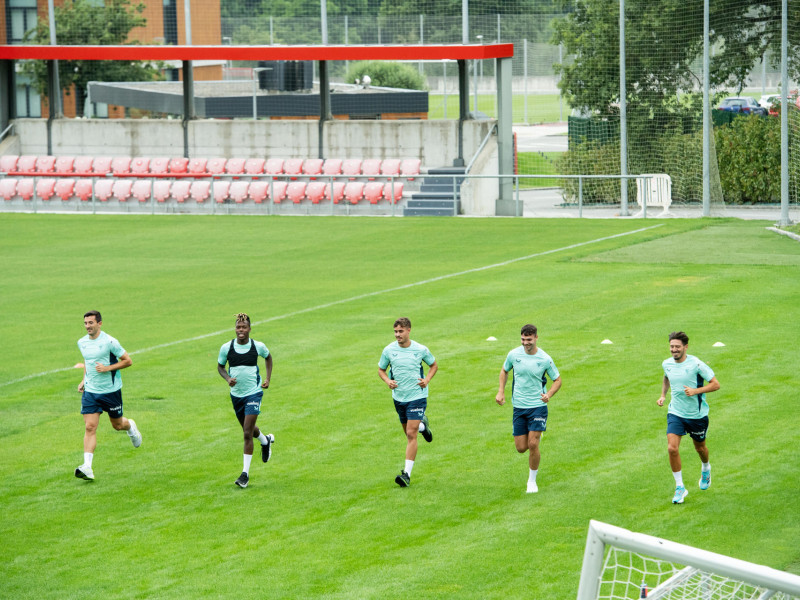 Los internacionales Nico Williams (2i), Unai Simón y Dani Vivian (i) han regresado este lunes a Lezama para incorporarse a la pretemporada del Athletic Club ya concluidas sus vacaciones unos días más tarde que las del resto de sus compañeros por su participación en la Liga de Naciones