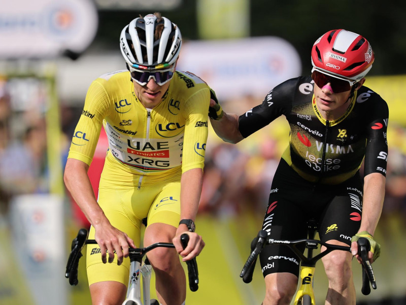 El ciclista esloveno Tadej Pogacar (izq.) del UAE Team Emirates y el ciclista danés Jonas Vingegaard del Team Visma-Lease a Bike en acción durante la décima etapa del Tour de Francia, una carrera ciclista de 165,3 km desde Ennezat hasta Le Mont Dore Puy de Sancy, Francia.