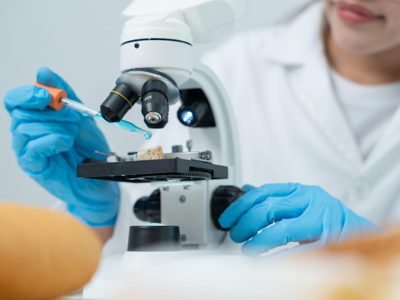 Científicos analizan muestras bioquímicas en un laboratorio científico avanzado.