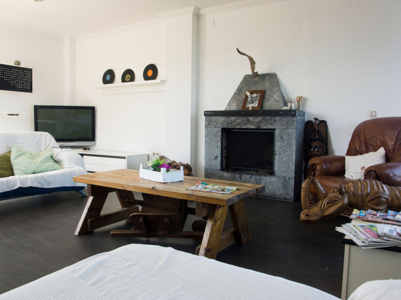 Sala de estar de una casa rural moderna en Asturias