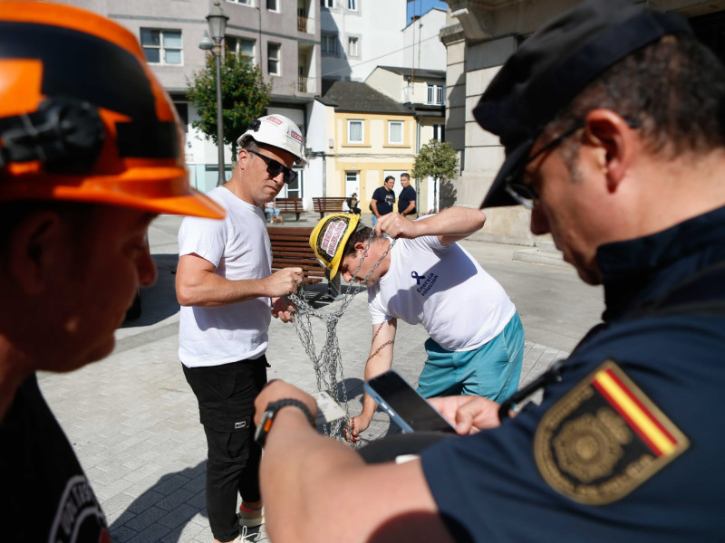 Un grupo de trabajadores de Alcoa se encadenaba este lunes a las puertas de la Subdelegación de Lugo