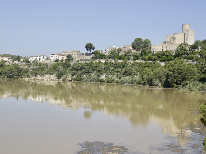 Pantano de Foix de fondo la ciudad