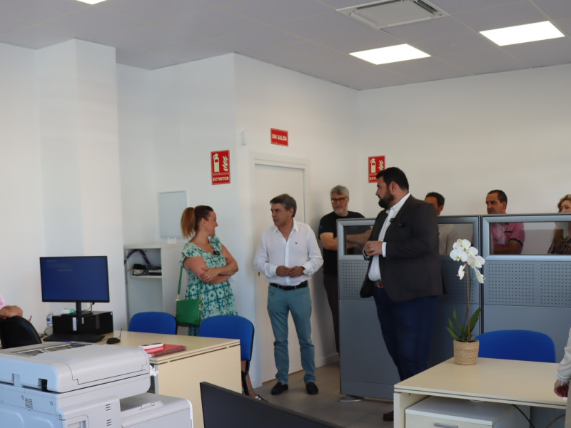 Aunque la oficina abre al público el miércoles, este martes la han visitado los responsables municipales