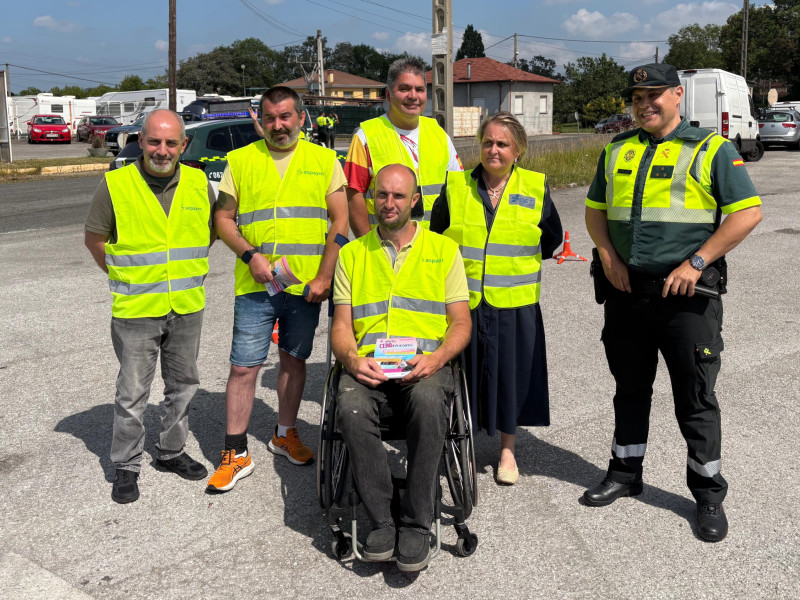Miembros de ASPAYM, junto a la Jefa Provincial de Tráfico y un agente de la Guardia Civil