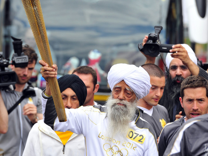 Fauja Singh, con la llama olímpicos de los Juegos de Londres 2012