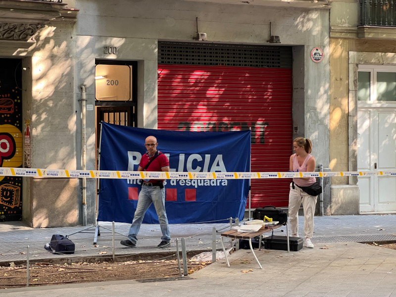 La policía debe determinar si los disparos se han efectuado dentro del inmueble o fuera de la calle