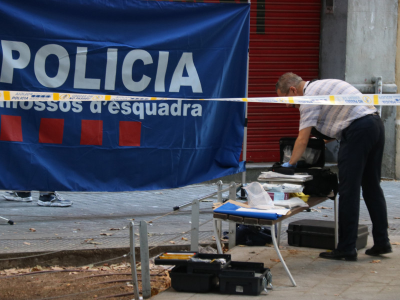 Un agente de los Mossos recoge indicios