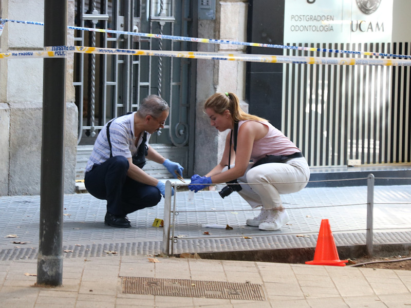 Agentes de los Mossos recogen indicios del asesinato