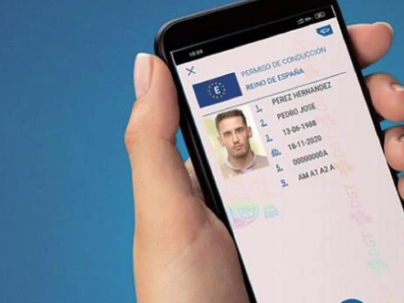Un conductor con su carnet de conducir en la aplicación miDGT