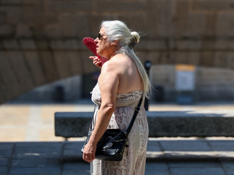 Una mujer se abanica durante la ola de calor, a 30 de junio de 2025, en Madrid