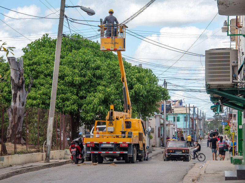 Camión con canasta reparando cables eléctricos en una ciudad, Las Tunas, Cuba
