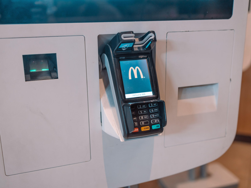 Terminal de pago en quiosco para pedir comida en el restaurante McDonald's de Valencia