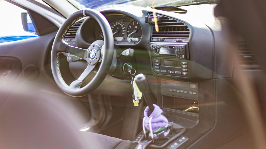 El interior de un coche con las llaves colgando del contacto de encendido