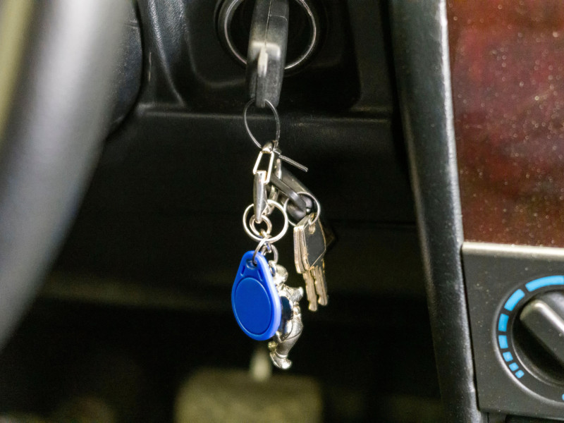 Llave de encendido del coche en la cadena con otras llaves en una cerradura
