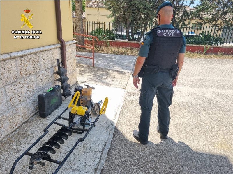 Maletín, ahoyadora y motobomba de agua sustraida