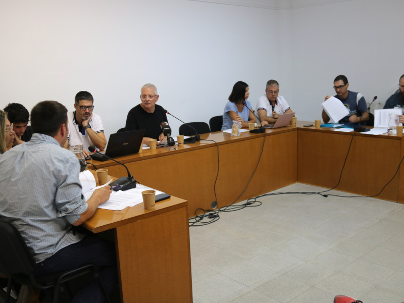 Ple d'Arbeca amb una cadira buida per l'absència dels fins ara alcalde, Sergi Pelegri.