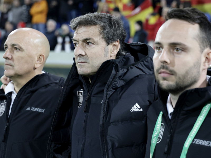 El nuevo seleccionador sub-21 a la izquierda de Santi Denia en un partido de La Rojita.