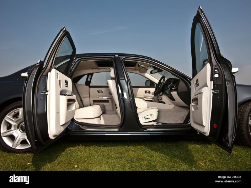 Coche con las puertas abiertas