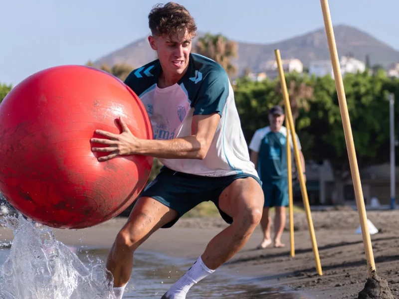 Adrián Niño tuvo su debut en la playa de El Palo entrenándose.