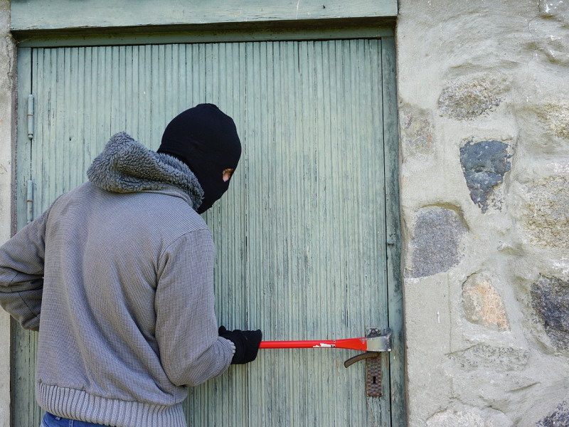 Ladrón intenta forzar una puerta
