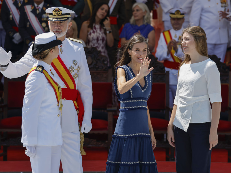 Los reyes Felipe VI y Letizia junto a la princesa Leonor (i) y la infanta Sofía (d), durante la entrega de reales despachos a los nuevos oficiales en la Academia Naval de Marín, este miércoles