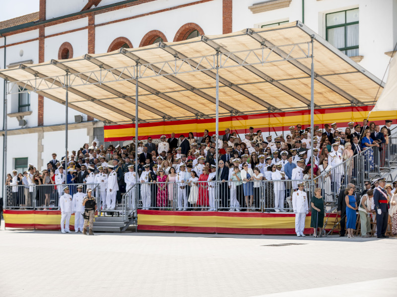 Asistentes durante la el juramento o promesa ante la Bandera y el acto de entrega de Reales Despachos y nombramientos a los nuevos oficiales de la Armada, en la Escuela Naval de Marín
