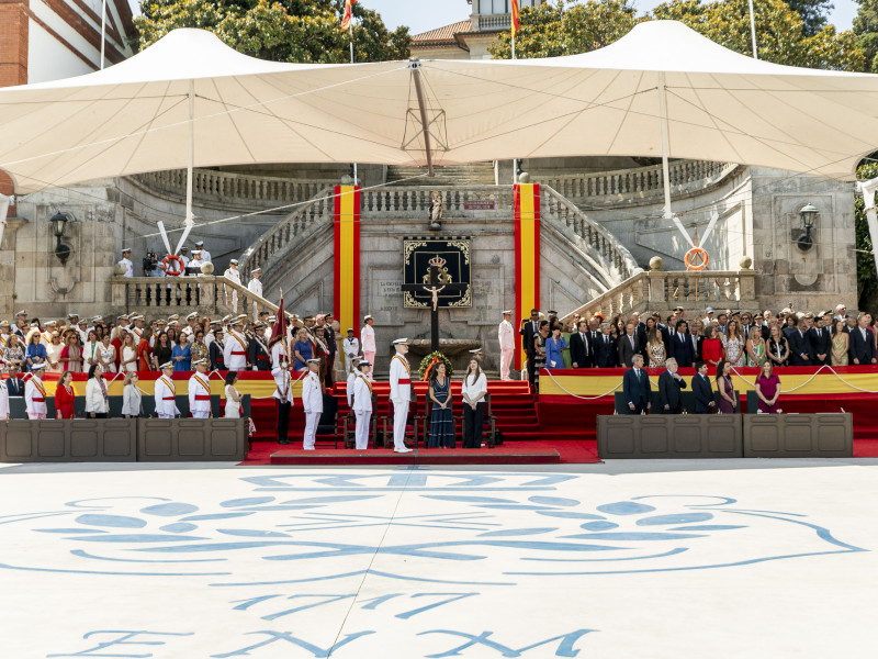 Acto de entrega de Reales Despachos y nombramientos a los nuevos oficiales de la Armada, en la Escuela Naval de Marín