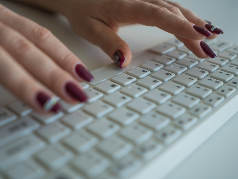 Mujer utilizando el modelo QWERTY