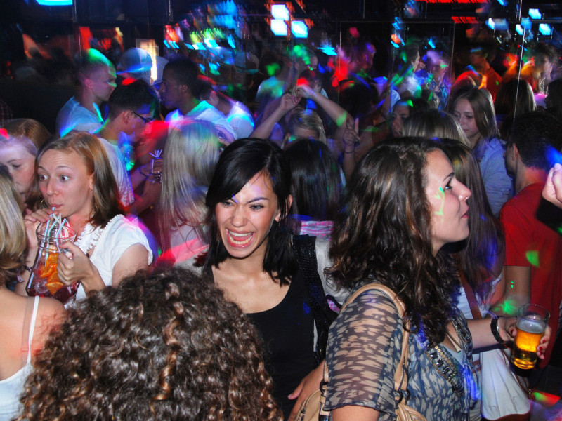 Adolescentes en una discoteca española