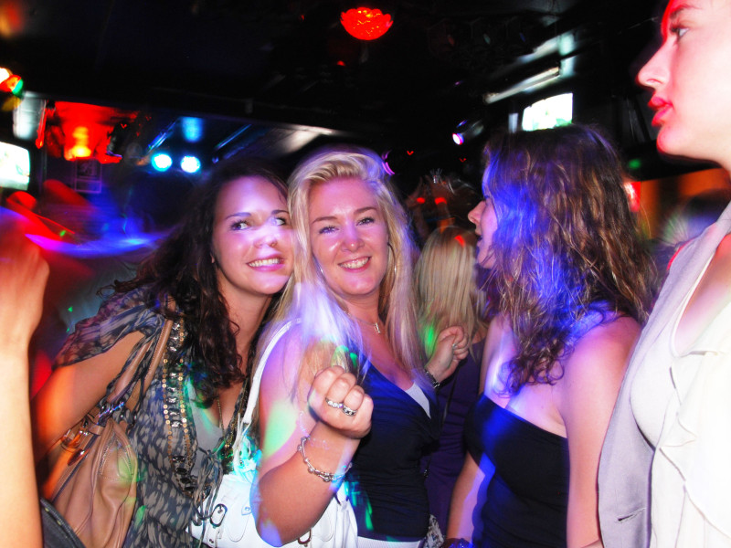 Adolescentes en una discoteca española