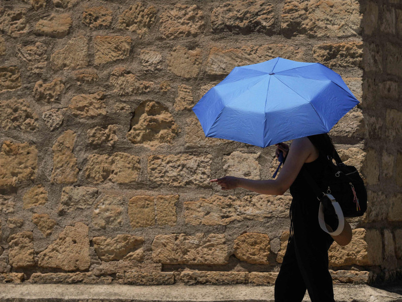 Una mujer se protege del sol con un paraguas este miércoles, en Córdoba
