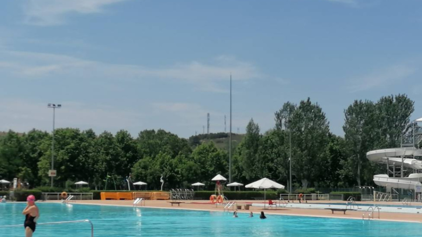 Un falso aviso de bomba obliga a la Policía Nacional a intervenir e inspeccionar las piscinas de Las Norias de Logroño