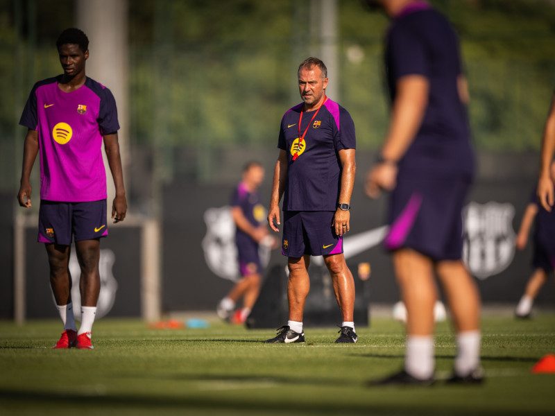 Hansi Flick da órdenes durante el entrenamiento a varios canteranos.