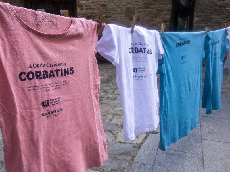 Diverses samarretes serigrafiades amb el motarrot corresponent als veins d'Os de Civís (Alt Urgell)