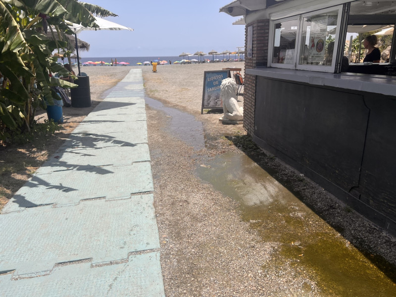 Un vertido en la playa del Tesorillo de Almuñécar no procede de aguas residuales