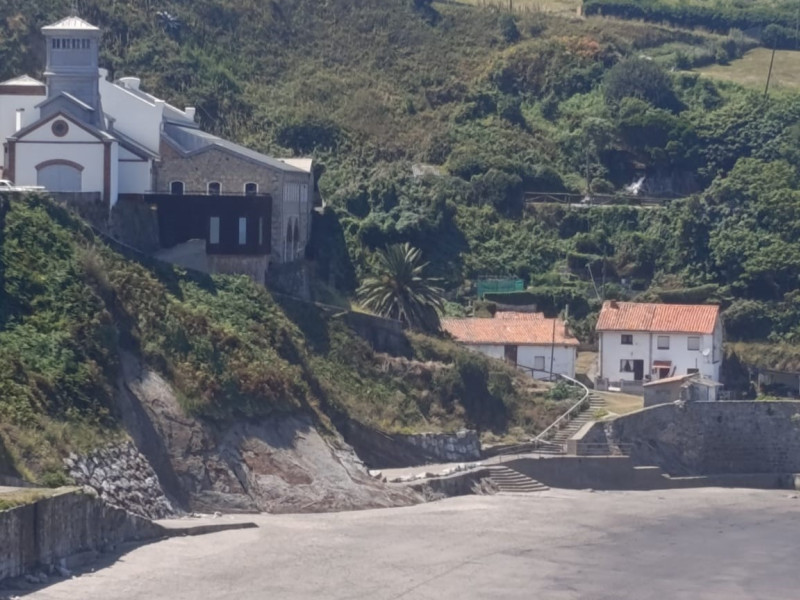 Una imagen de la playa de Arnao, con la mina al fondo