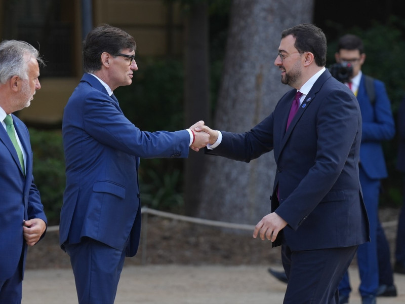 El presidente del Principado, Adrián Barbón, saluda al presidente de la Generalitat, Salvador Illa, en la celebración de la Conferencia de Presidentes de Barcelona