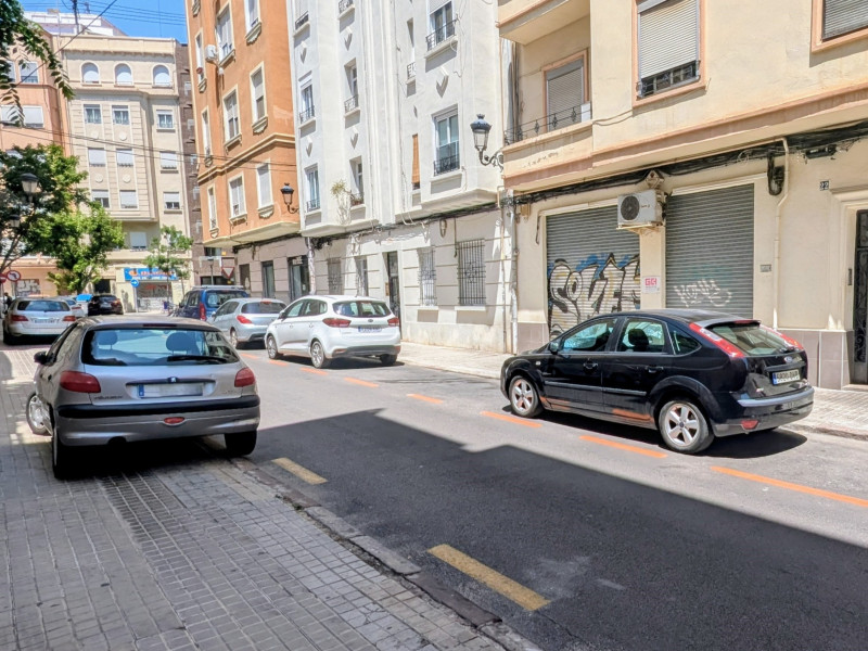 Coche sobre la acera para evitar zona naranja