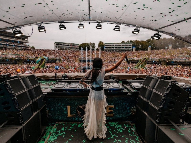 B Jones actuando en el festival Tomorrowland