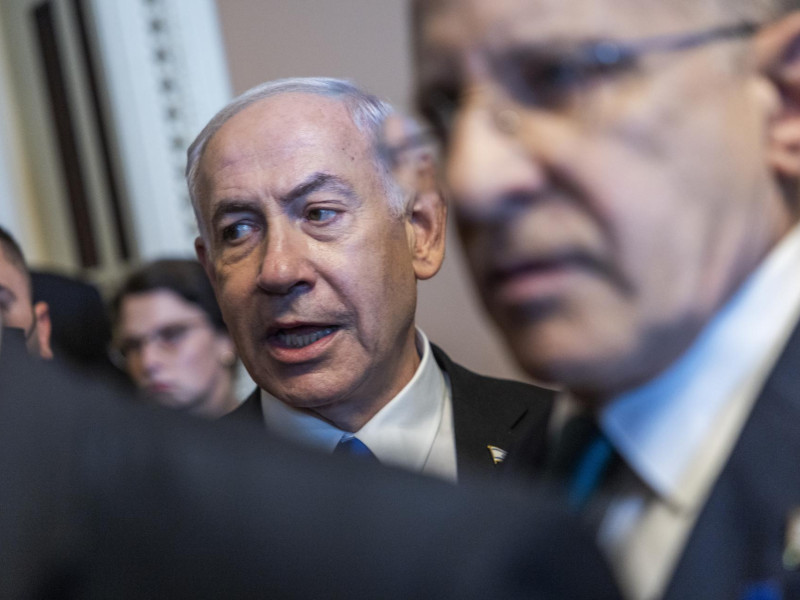 El primer ministro israelí, Benjamin Netanyahu (C), camina hacia una reunión con el liderazgo bipartidista del Senado en el Capitolio de los Estados Unidos, en Washington, DC.