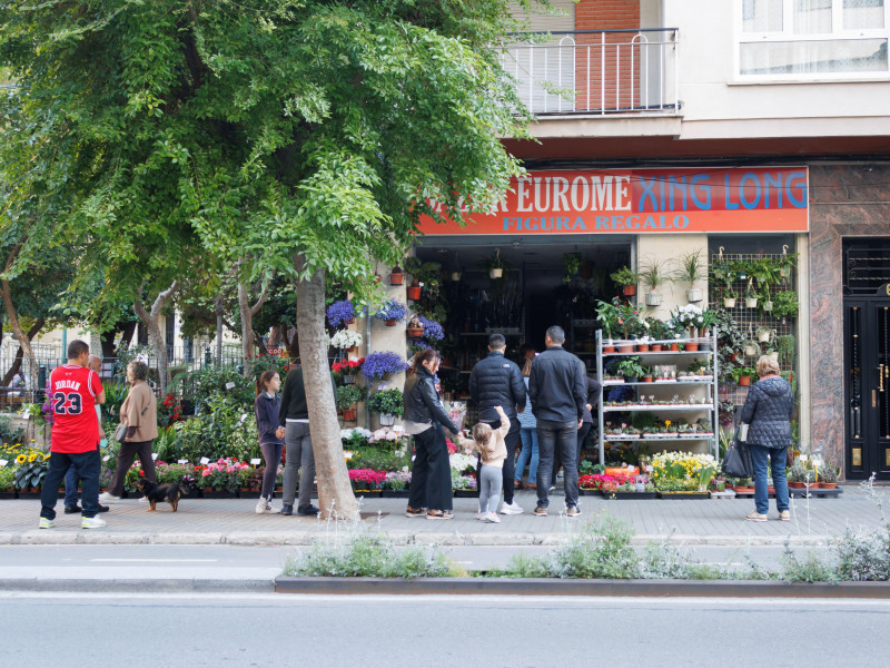 Gente comprando en un bazar chino en Alcoy