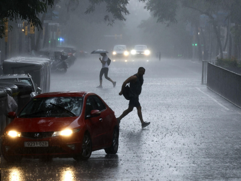 Aspecto de una calle del centro de Barcelona durante la tormenta que ha caido en la capital catalana