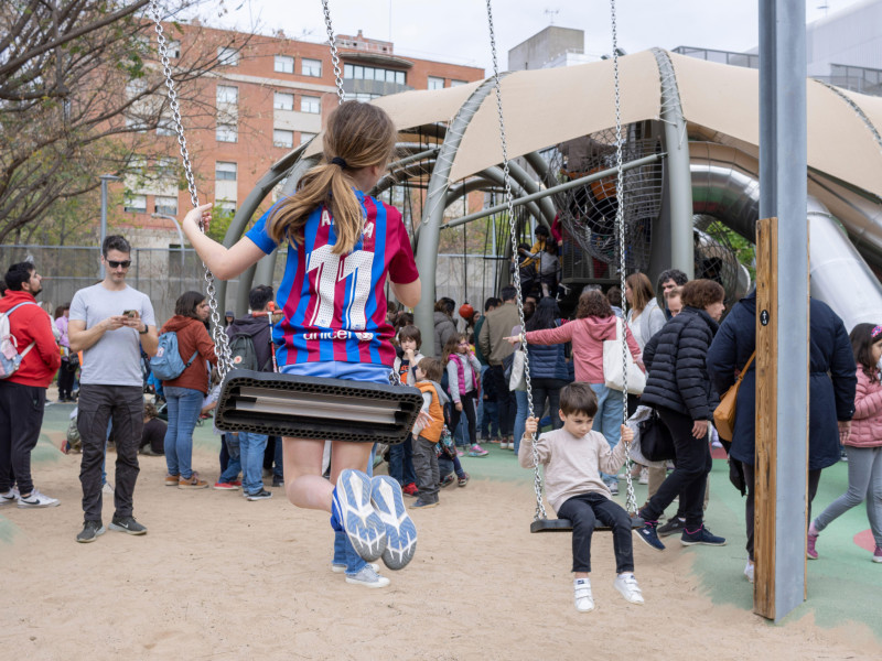Niños con sus padres en el Parque de la Colonia Castells, Barcelona.