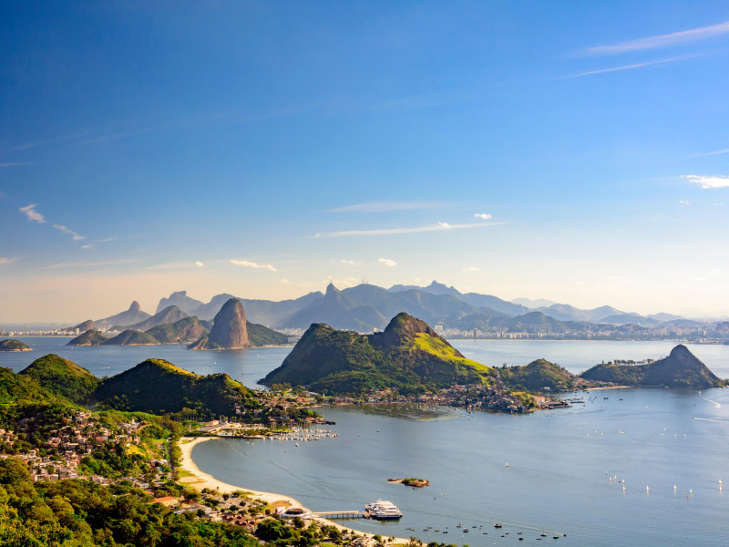 Vista de la Bahía de Guanabara, el Pan de Azúcar y las colinas de Río de Janeiro desde el Parque de la Ciudad de Niteroi